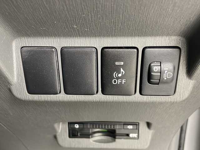 トヨタ プリウス α S 埼玉県 2013(平25)年 2.4万km シルバーM 純正ＨＤＤナビ　/　AM／FM/CD／DVD／Bluetooth　/バックカメラ　/ビルトインＥＴＣ　/ドライブレコーダー　/純正１６インチアルミホイール　/純正フロアマット　/フォグランプ　/オートライト　/ウィンカーミラー/プッシュスタート/スマートキー/ドアバイザー