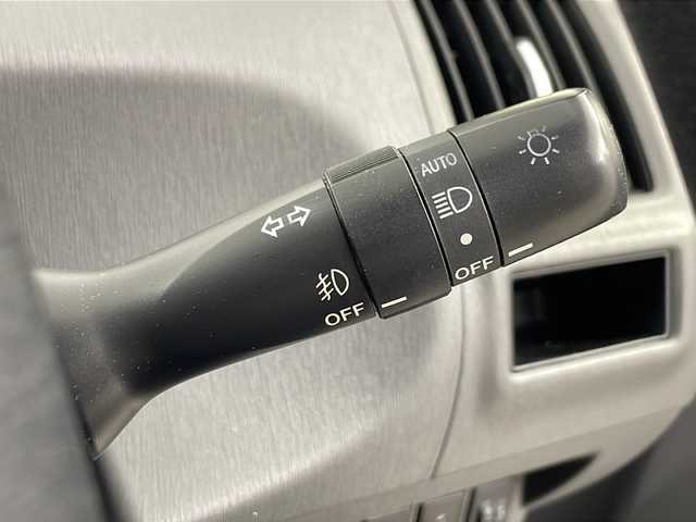 トヨタ プリウス α S 埼玉県 2013(平25)年 2.4万km シルバーM 純正ＨＤＤナビ　/　AM／FM/CD／DVD／Bluetooth　/バックカメラ　/ビルトインＥＴＣ　/ドライブレコーダー　/純正１６インチアルミホイール　/純正フロアマット　/フォグランプ　/オートライト　/ウィンカーミラー/プッシュスタート/スマートキー/ドアバイザー