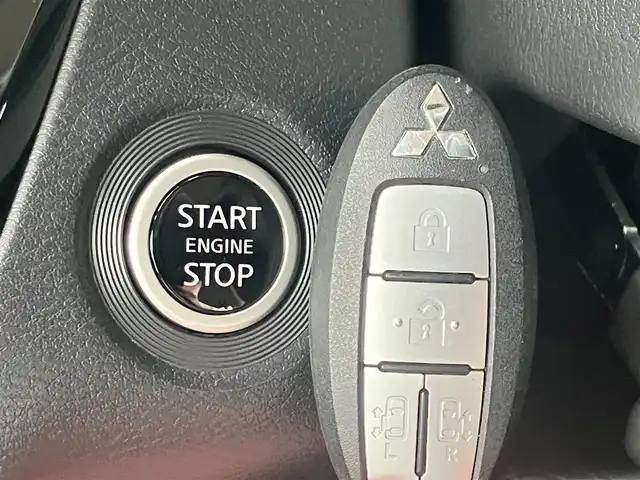 三菱 デリカミニ T プレミアム 道南・函館 2023(令5)年 0.1万km アメジストブラック/レッドM /2インチリフトアップ//社外ＳＤナビ//フルセグＴＶ//ドライブレコーダー//全周位カメラ//両側パワースライドドア//ルーフラック//デジタルインナーミラー//クルーズコントロール//レーンキープアシスト//コーナーセンサー//車線逸脱警報//オートライト//オートハイビーム//シートヒーター//合皮シートカバー//ETC//スマートキー