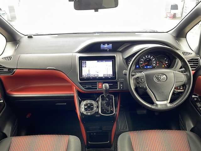 トヨタ ヴォクシー ZS 兵庫県 2017(平29)年 5万km イナズマスパーキングブラックガラスフレーク ・トヨタセーフティーセンス/・プリクラッシュセーフティ/・レーンディバチャーアラート/・オートマチックハイビーム/・先行車発進お知らせ/・純正9インチナビ＆TV＆BT＆DVD＆CD＆SD/・バックカメラ/・両側パワースライドドア/・ビルトインETC2.0/・ステアリングリモコン/・純正前ドライブレコーダー/・後席サンシェード/・シートバックテーブル/・アイドリングストップ/・横滑り防止装置/・スマートキー/・プッシュスタート/・純正フロアマット/・電動格納ミラー/・純正16インチアルミホイール/・LEDヘッドライト/・LEDフォグ/・オートライト