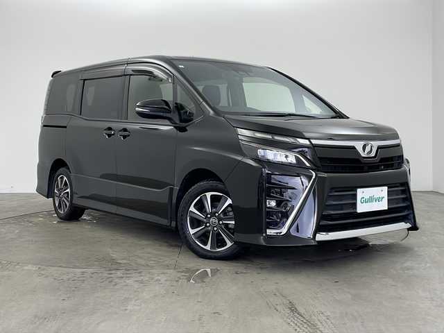 トヨタ ヴォクシー ZS 兵庫県 2017(平29)年 5万km イナズマスパーキングブラックガラスフレーク ・トヨタセーフティーセンス/・プリクラッシュセーフティ/・レーンディバチャーアラート/・オートマチックハイビーム/・先行車発進お知らせ/・純正9インチナビ＆TV＆BT＆DVD＆CD＆SD/・バックカメラ/・両側パワースライドドア/・ビルトインETC2.0/・ステアリングリモコン/・純正前ドライブレコーダー/・後席サンシェード/・シートバックテーブル/・アイドリングストップ/・横滑り防止装置/・スマートキー/・プッシュスタート/・純正フロアマット/・電動格納ミラー/・純正16インチアルミホイール/・LEDヘッドライト/・LEDフォグ/・オートライト
