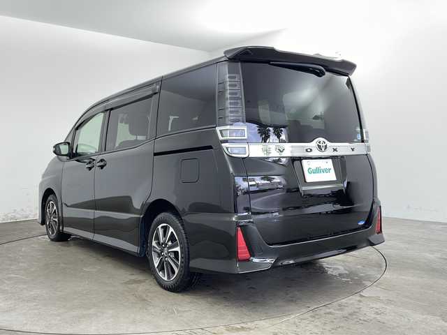 トヨタ ヴォクシー ZS 兵庫県 2017(平29)年 5万km イナズマスパーキングブラックガラスフレーク ・トヨタセーフティーセンス/・プリクラッシュセーフティ/・レーンディバチャーアラート/・オートマチックハイビーム/・先行車発進お知らせ/・純正9インチナビ＆TV＆BT＆DVD＆CD＆SD/・バックカメラ/・両側パワースライドドア/・ビルトインETC2.0/・ステアリングリモコン/・純正前ドライブレコーダー/・後席サンシェード/・シートバックテーブル/・アイドリングストップ/・横滑り防止装置/・スマートキー/・プッシュスタート/・純正フロアマット/・電動格納ミラー/・純正16インチアルミホイール/・LEDヘッドライト/・LEDフォグ/・オートライト