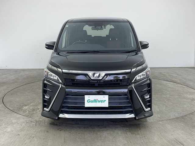 トヨタ ヴォクシー ZS 兵庫県 2017(平29)年 5万km イナズマスパーキングブラックガラスフレーク ・トヨタセーフティーセンス/・プリクラッシュセーフティ/・レーンディバチャーアラート/・オートマチックハイビーム/・先行車発進お知らせ/・純正9インチナビ＆TV＆BT＆DVD＆CD＆SD/・バックカメラ/・両側パワースライドドア/・ビルトインETC2.0/・ステアリングリモコン/・純正前ドライブレコーダー/・後席サンシェード/・シートバックテーブル/・アイドリングストップ/・横滑り防止装置/・スマートキー/・プッシュスタート/・純正フロアマット/・電動格納ミラー/・純正16インチアルミホイール/・LEDヘッドライト/・LEDフォグ/・オートライト