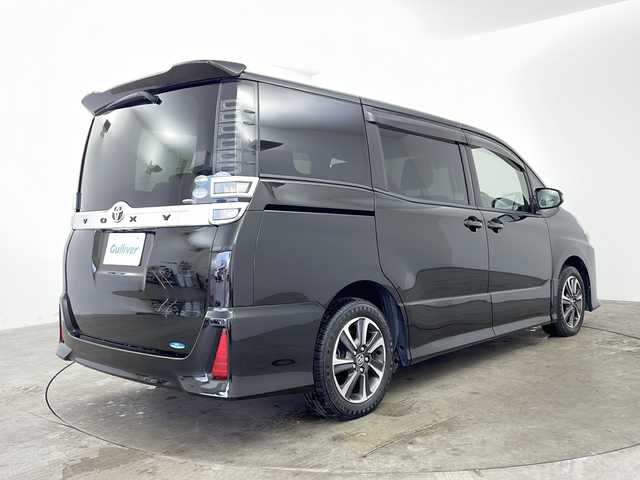 トヨタ ヴォクシー ZS 兵庫県 2017(平29)年 5万km イナズマスパーキングブラックガラスフレーク ・トヨタセーフティーセンス/・プリクラッシュセーフティ/・レーンディバチャーアラート/・オートマチックハイビーム/・先行車発進お知らせ/・純正9インチナビ＆TV＆BT＆DVD＆CD＆SD/・バックカメラ/・両側パワースライドドア/・ビルトインETC2.0/・ステアリングリモコン/・純正前ドライブレコーダー/・後席サンシェード/・シートバックテーブル/・アイドリングストップ/・横滑り防止装置/・スマートキー/・プッシュスタート/・純正フロアマット/・電動格納ミラー/・純正16インチアルミホイール/・LEDヘッドライト/・LEDフォグ/・オートライト