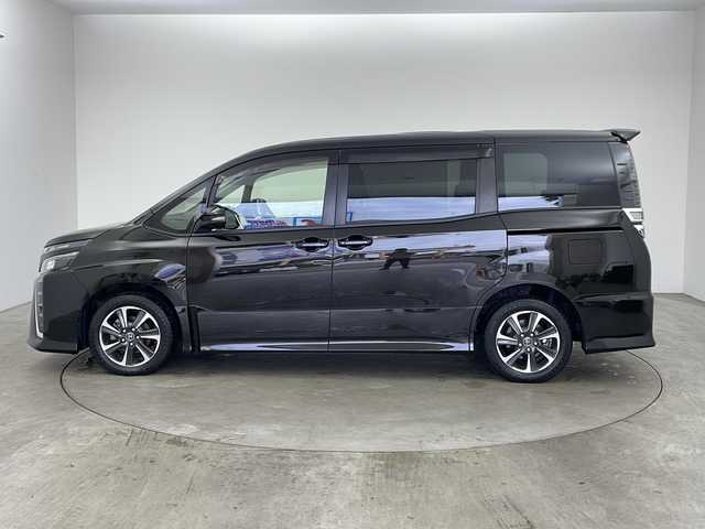 トヨタ ヴォクシー ZS 兵庫県 2017(平29)年 5万km イナズマスパーキングブラックガラスフレーク ・トヨタセーフティーセンス/・プリクラッシュセーフティ/・レーンディバチャーアラート/・オートマチックハイビーム/・先行車発進お知らせ/・純正9インチナビ＆TV＆BT＆DVD＆CD＆SD/・バックカメラ/・両側パワースライドドア/・ビルトインETC2.0/・ステアリングリモコン/・純正前ドライブレコーダー/・後席サンシェード/・シートバックテーブル/・アイドリングストップ/・横滑り防止装置/・スマートキー/・プッシュスタート/・純正フロアマット/・電動格納ミラー/・純正16インチアルミホイール/・LEDヘッドライト/・LEDフォグ/・オートライト