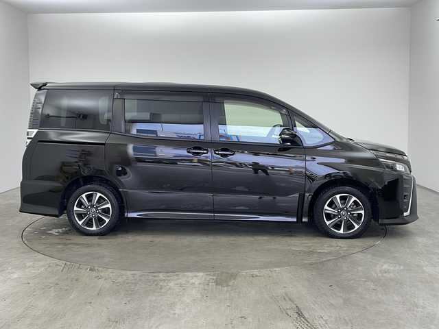 トヨタ ヴォクシー ZS 兵庫県 2017(平29)年 5万km イナズマスパーキングブラックガラスフレーク ・トヨタセーフティーセンス/・プリクラッシュセーフティ/・レーンディバチャーアラート/・オートマチックハイビーム/・先行車発進お知らせ/・純正9インチナビ＆TV＆BT＆DVD＆CD＆SD/・バックカメラ/・両側パワースライドドア/・ビルトインETC2.0/・ステアリングリモコン/・純正前ドライブレコーダー/・後席サンシェード/・シートバックテーブル/・アイドリングストップ/・横滑り防止装置/・スマートキー/・プッシュスタート/・純正フロアマット/・電動格納ミラー/・純正16インチアルミホイール/・LEDヘッドライト/・LEDフォグ/・オートライト