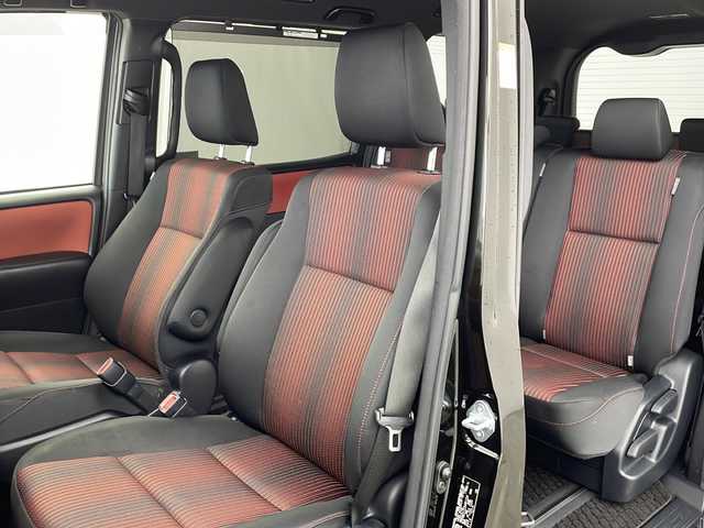 トヨタ ヴォクシー ZS 兵庫県 2017(平29)年 5万km イナズマスパーキングブラックガラスフレーク ・トヨタセーフティーセンス/・プリクラッシュセーフティ/・レーンディバチャーアラート/・オートマチックハイビーム/・先行車発進お知らせ/・純正9インチナビ＆TV＆BT＆DVD＆CD＆SD/・バックカメラ/・両側パワースライドドア/・ビルトインETC2.0/・ステアリングリモコン/・純正前ドライブレコーダー/・後席サンシェード/・シートバックテーブル/・アイドリングストップ/・横滑り防止装置/・スマートキー/・プッシュスタート/・純正フロアマット/・電動格納ミラー/・純正16インチアルミホイール/・LEDヘッドライト/・LEDフォグ/・オートライト