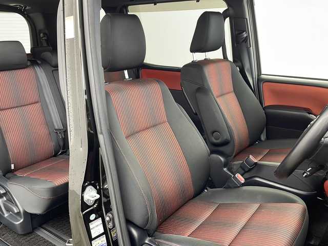 トヨタ ヴォクシー ZS 兵庫県 2017(平29)年 5万km イナズマスパーキングブラックガラスフレーク ・トヨタセーフティーセンス/・プリクラッシュセーフティ/・レーンディバチャーアラート/・オートマチックハイビーム/・先行車発進お知らせ/・純正9インチナビ＆TV＆BT＆DVD＆CD＆SD/・バックカメラ/・両側パワースライドドア/・ビルトインETC2.0/・ステアリングリモコン/・純正前ドライブレコーダー/・後席サンシェード/・シートバックテーブル/・アイドリングストップ/・横滑り防止装置/・スマートキー/・プッシュスタート/・純正フロアマット/・電動格納ミラー/・純正16インチアルミホイール/・LEDヘッドライト/・LEDフォグ/・オートライト