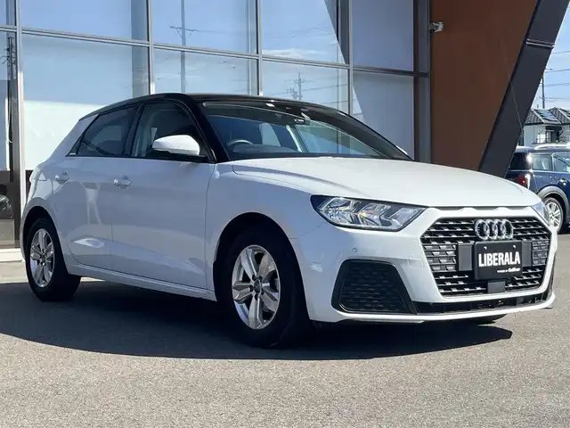 アウディ Ａ１ SB 25TFSI 岐阜県 2020(令2)年 2.1万km 白 ナビゲーションパッケージ/　MMIナビゲーションシステム/　バーチャルコックピット/Bluetooth/AppleCarPlay/Android Auto/コンビニエンスパッケージ/　アドバンストキー/　リヤビューカメラ/　アウディパーキングシステム/　デラックスオートマチックエアコンディショナー/　シートヒーター/　ステアリングホイール 3スポークレザー/　マルチファンクション/　レザーハンドブレーキ/アシスタンスパッケージ/　アクティブレーンアシスト/　アダブティブクルーズコントロール/　アウディプレセンスベーシック/　ハイビームアシスト/　ルームミラー 自動防眩/　アウディサイドアシスト/保証書、取扱説明書