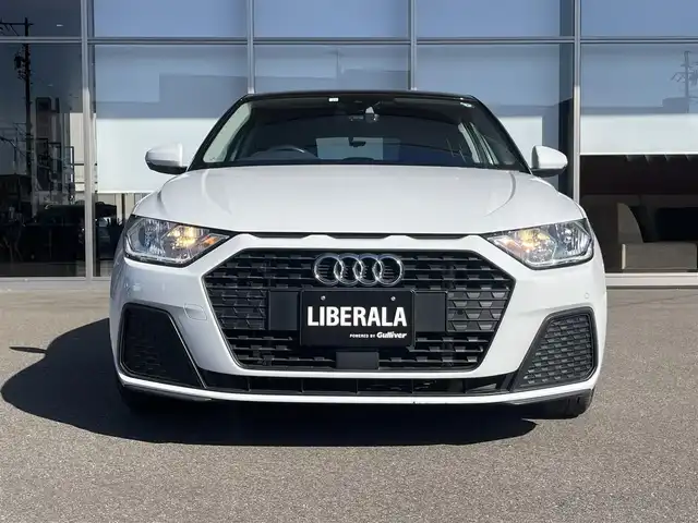 アウディ Ａ１ SB 25TFSI 岐阜県 2020(令2)年 2.1万km 白 ナビゲーションパッケージ/　MMIナビゲーションシステム/　バーチャルコックピット/Bluetooth/AppleCarPlay/Android Auto/コンビニエンスパッケージ/　アドバンストキー/　リヤビューカメラ/　アウディパーキングシステム/　デラックスオートマチックエアコンディショナー/　シートヒーター/　ステアリングホイール 3スポークレザー/　マルチファンクション/　レザーハンドブレーキ/アシスタンスパッケージ/　アクティブレーンアシスト/　アダブティブクルーズコントロール/　アウディプレセンスベーシック/　ハイビームアシスト/　ルームミラー 自動防眩/　アウディサイドアシスト/保証書、取扱説明書