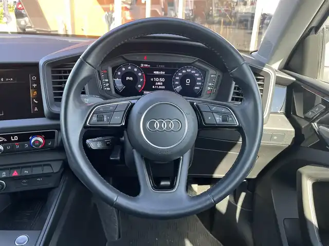 アウディ Ａ１ SB 25TFSI 岐阜県 2020(令2)年 2.1万km 白 ナビゲーションパッケージ/　MMIナビゲーションシステム/　バーチャルコックピット/Bluetooth/AppleCarPlay/Android Auto/コンビニエンスパッケージ/　アドバンストキー/　リヤビューカメラ/　アウディパーキングシステム/　デラックスオートマチックエアコンディショナー/　シートヒーター/　ステアリングホイール 3スポークレザー/　マルチファンクション/　レザーハンドブレーキ/アシスタンスパッケージ/　アクティブレーンアシスト/　アダブティブクルーズコントロール/　アウディプレセンスベーシック/　ハイビームアシスト/　ルームミラー 自動防眩/　アウディサイドアシスト/保証書、取扱説明書
