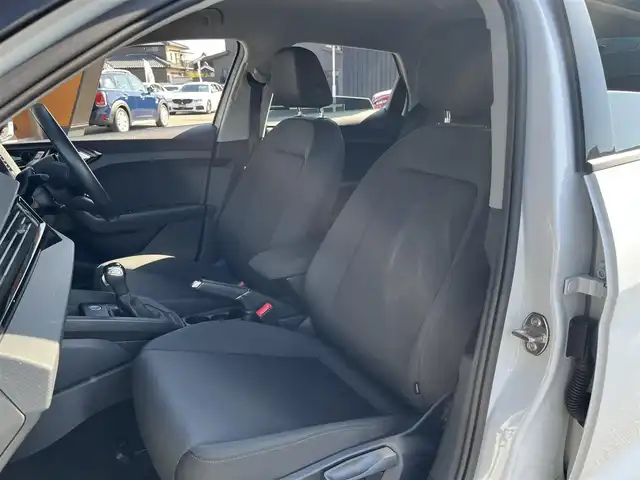 アウディ Ａ１ SB 25TFSI 岐阜県 2020(令2)年 2.1万km 白 ナビゲーションパッケージ/　MMIナビゲーションシステム/　バーチャルコックピット/Bluetooth/AppleCarPlay/Android Auto/コンビニエンスパッケージ/　アドバンストキー/　リヤビューカメラ/　アウディパーキングシステム/　デラックスオートマチックエアコンディショナー/　シートヒーター/　ステアリングホイール 3スポークレザー/　マルチファンクション/　レザーハンドブレーキ/アシスタンスパッケージ/　アクティブレーンアシスト/　アダブティブクルーズコントロール/　アウディプレセンスベーシック/　ハイビームアシスト/　ルームミラー 自動防眩/　アウディサイドアシスト/保証書、取扱説明書