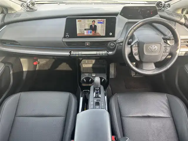 トヨタ プリウス Z 岡山県 2023(令5)年 7.5万km 黒 登録時走行距離74717km/調光パノラマルーフ/純正12.3ディスプレイオーディオ/（AM/FM/TV/BT/MiraCast/HDMI）/パノラミックビューモニター/D/N席シートヒーター/D/N席ベンチレーション/D席パワーシート/メモリーシート/トヨタセーフティセンス/・アダプティブクルーズコントロール/・レーンディパーチャアラート/・オートマチックハイビーム/・クリアランスソナー/・ブラインドスポットモニター/AC100V/ワイヤレス充電/D席メモリーシート/ステアリングヒーター/電子パーキングシステム/ビルトインETC2.0/デジタルインナーミラー/サブウーファー/純正19インチアルミホイール