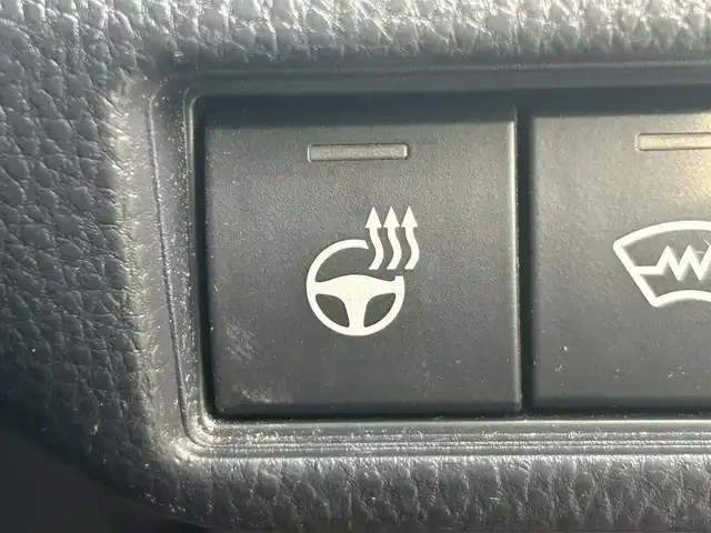 トヨタ プリウス Z 岡山県 2023(令5)年 7.5万km 黒 登録時走行距離74717km/調光パノラマルーフ/純正12.3ディスプレイオーディオ/（AM/FM/TV/BT/MiraCast/HDMI）/パノラミックビューモニター/D/N席シートヒーター/D/N席ベンチレーション/D席パワーシート/メモリーシート/トヨタセーフティセンス/・アダプティブクルーズコントロール/・レーンディパーチャアラート/・オートマチックハイビーム/・クリアランスソナー/・ブラインドスポットモニター/AC100V/ワイヤレス充電/D席メモリーシート/ステアリングヒーター/電子パーキングシステム/ビルトインETC2.0/デジタルインナーミラー/サブウーファー/純正19インチアルミホイール