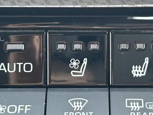 トヨタ プリウス Z 岡山県 2023(令5)年 7.5万km 黒 登録時走行距離74717km/調光パノラマルーフ/純正12.3ディスプレイオーディオ/（AM/FM/TV/BT/MiraCast/HDMI）/パノラミックビューモニター/D/N席シートヒーター/D/N席ベンチレーション/D席パワーシート/メモリーシート/トヨタセーフティセンス/・アダプティブクルーズコントロール/・レーンディパーチャアラート/・オートマチックハイビーム/・クリアランスソナー/・ブラインドスポットモニター/AC100V/ワイヤレス充電/D席メモリーシート/ステアリングヒーター/電子パーキングシステム/ビルトインETC2.0/デジタルインナーミラー/サブウーファー/純正19インチアルミホイール