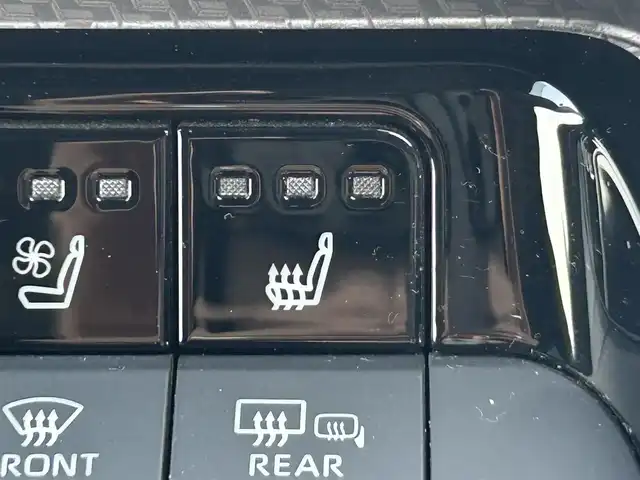 トヨタ プリウス Z 岡山県 2023(令5)年 7.5万km 黒 登録時走行距離74717km/調光パノラマルーフ/純正12.3ディスプレイオーディオ/（AM/FM/TV/BT/MiraCast/HDMI）/パノラミックビューモニター/D/N席シートヒーター/D/N席ベンチレーション/D席パワーシート/メモリーシート/トヨタセーフティセンス/・アダプティブクルーズコントロール/・レーンディパーチャアラート/・オートマチックハイビーム/・クリアランスソナー/・ブラインドスポットモニター/AC100V/ワイヤレス充電/D席メモリーシート/ステアリングヒーター/電子パーキングシステム/ビルトインETC2.0/デジタルインナーミラー/サブウーファー/純正19インチアルミホイール