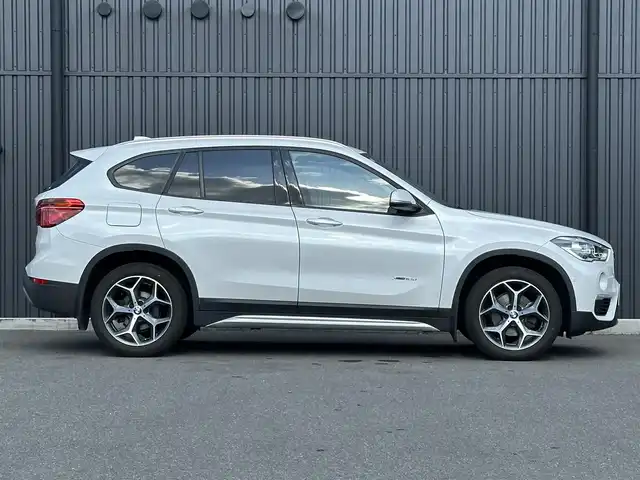 ＢＭＷ Ｘ１ xDrive 18d xライン 福島県 2017(平29)年 4.7万km ミネラルホワイト コンフォート・パッケージ/● オートマチック・テールゲート・オペレーション（オープン／クローズ）/● スライディング・リヤ・シート（リヤ・シート・バックレスト角度調節機能付）/● 電動フロント・シート（運転席&助手席、運転席メモリー機能付）/ハイライン・パッケージ/● パーフォレーテッド・ダコタ・モカレザー・シート/● フロント・シート・ヒーティング/● ファイン・ウッド・オーク・グレイン・マット・インテリア・トリム／パール・クローム・ハイライト/純正HDDナビ/バックカメラ/コーナーセンサー/LEDオートライト/ミラーETC/アンビエントライト/Yスポーク・スタイリング579 18インチアロイ・ホイール/社外17AW冬タイヤ積込