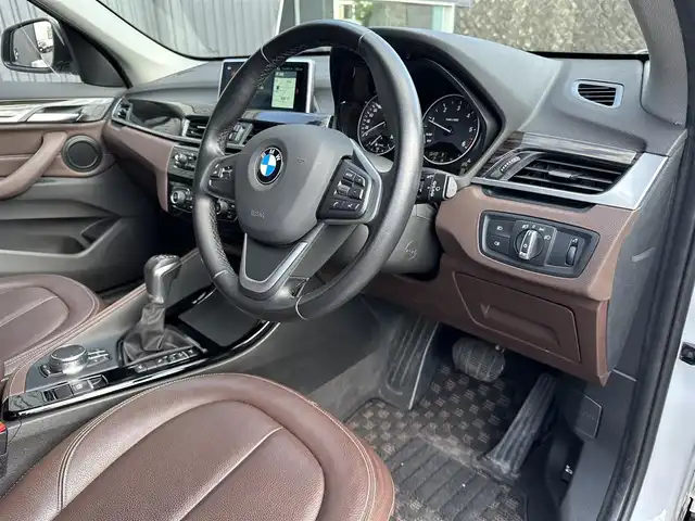 ＢＭＷ Ｘ１ xDrive 18d xライン 福島県 2017(平29)年 4.7万km ミネラルホワイト コンフォート・パッケージ/● オートマチック・テールゲート・オペレーション（オープン／クローズ）/● スライディング・リヤ・シート（リヤ・シート・バックレスト角度調節機能付）/● 電動フロント・シート（運転席&助手席、運転席メモリー機能付）/ハイライン・パッケージ/● パーフォレーテッド・ダコタ・モカレザー・シート/● フロント・シート・ヒーティング/● ファイン・ウッド・オーク・グレイン・マット・インテリア・トリム／パール・クローム・ハイライト/純正HDDナビ/バックカメラ/コーナーセンサー/LEDオートライト/ミラーETC/アンビエントライト/Yスポーク・スタイリング579 18インチアロイ・ホイール/社外17AW冬タイヤ積込