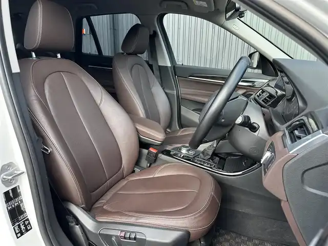 ＢＭＷ Ｘ１ xDrive 18d xライン 福島県 2017(平29)年 4.7万km ミネラルホワイト コンフォート・パッケージ/● オートマチック・テールゲート・オペレーション（オープン／クローズ）/● スライディング・リヤ・シート（リヤ・シート・バックレスト角度調節機能付）/● 電動フロント・シート（運転席&助手席、運転席メモリー機能付）/ハイライン・パッケージ/● パーフォレーテッド・ダコタ・モカレザー・シート/● フロント・シート・ヒーティング/● ファイン・ウッド・オーク・グレイン・マット・インテリア・トリム／パール・クローム・ハイライト/純正HDDナビ/バックカメラ/コーナーセンサー/LEDオートライト/ミラーETC/アンビエントライト/Yスポーク・スタイリング579 18インチアロイ・ホイール/社外17AW冬タイヤ積込