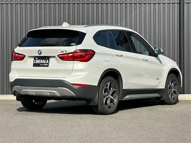 ＢＭＷ Ｘ１ xDrive 18d xライン 福島県 2017(平29)年 4.7万km ミネラルホワイト コンフォート・パッケージ/● オートマチック・テールゲート・オペレーション（オープン／クローズ）/● スライディング・リヤ・シート（リヤ・シート・バックレスト角度調節機能付）/● 電動フロント・シート（運転席&助手席、運転席メモリー機能付）/ハイライン・パッケージ/● パーフォレーテッド・ダコタ・モカレザー・シート/● フロント・シート・ヒーティング/● ファイン・ウッド・オーク・グレイン・マット・インテリア・トリム／パール・クローム・ハイライト/純正HDDナビ/バックカメラ/コーナーセンサー/LEDオートライト/ミラーETC/アンビエントライト/Yスポーク・スタイリング579 18インチアロイ・ホイール/社外17AW冬タイヤ積込