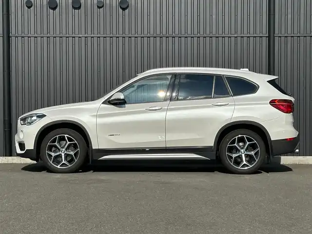 ＢＭＷ Ｘ１ xDrive 18d xライン 福島県 2017(平29)年 4.7万km ミネラルホワイト コンフォート・パッケージ/● オートマチック・テールゲート・オペレーション（オープン／クローズ）/● スライディング・リヤ・シート（リヤ・シート・バックレスト角度調節機能付）/● 電動フロント・シート（運転席&助手席、運転席メモリー機能付）/ハイライン・パッケージ/● パーフォレーテッド・ダコタ・モカレザー・シート/● フロント・シート・ヒーティング/● ファイン・ウッド・オーク・グレイン・マット・インテリア・トリム／パール・クローム・ハイライト/純正HDDナビ/バックカメラ/コーナーセンサー/LEDオートライト/ミラーETC/アンビエントライト/Yスポーク・スタイリング579 18インチアロイ・ホイール/社外17AW冬タイヤ積込