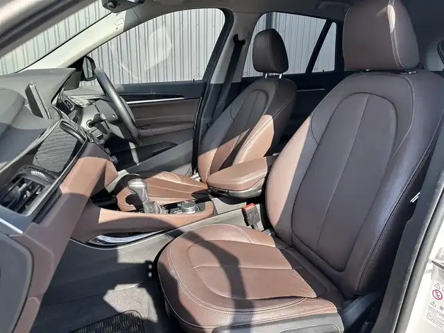 ＢＭＷ Ｘ１ xDrive 18d xライン 福島県 2017(平29)年 4.7万km ミネラルホワイト コンフォート・パッケージ/● オートマチック・テールゲート・オペレーション（オープン／クローズ）/● スライディング・リヤ・シート（リヤ・シート・バックレスト角度調節機能付）/● 電動フロント・シート（運転席&助手席、運転席メモリー機能付）/ハイライン・パッケージ/● パーフォレーテッド・ダコタ・モカレザー・シート/● フロント・シート・ヒーティング/● ファイン・ウッド・オーク・グレイン・マット・インテリア・トリム／パール・クローム・ハイライト/純正HDDナビ/バックカメラ/コーナーセンサー/LEDオートライト/ミラーETC/アンビエントライト/Yスポーク・スタイリング579 18インチアロイ・ホイール/社外17AW冬タイヤ積込