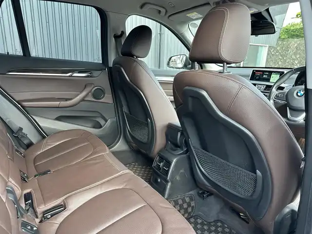 ＢＭＷ Ｘ１ xDrive 18d xライン 福島県 2017(平29)年 4.7万km ミネラルホワイト コンフォート・パッケージ/● オートマチック・テールゲート・オペレーション（オープン／クローズ）/● スライディング・リヤ・シート（リヤ・シート・バックレスト角度調節機能付）/● 電動フロント・シート（運転席&助手席、運転席メモリー機能付）/ハイライン・パッケージ/● パーフォレーテッド・ダコタ・モカレザー・シート/● フロント・シート・ヒーティング/● ファイン・ウッド・オーク・グレイン・マット・インテリア・トリム／パール・クローム・ハイライト/純正HDDナビ/バックカメラ/コーナーセンサー/LEDオートライト/ミラーETC/アンビエントライト/Yスポーク・スタイリング579 18インチアロイ・ホイール/社外17AW冬タイヤ積込