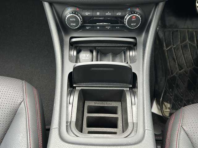 メルセデス・ベンツ ＣＬＡ１８０ AMGライン 愛知県 2014(平26)年 3.6万km カルサイトホワイト //禁煙車//パノラミックスライディングルーフ//メーカーHDDナビ//フルセグTV//Bluetooth//CD//ETC//クルーズコントロール//ESP（横滑り防止）//パークトロニック（コーナーセンサー）//アテンションアシスト//車間距離警告//電動パーキング//D/N席パワーシート（メモリ付き）//D/N席シートヒーター//黒レザーシート//電格ミラーウィンカー//AMG5ツインスポークホイール//AMGフロアマット//バイキセノンオートヘッドライト//ISOFIX//ステアリングスイッチ//取扱説明書//保証書