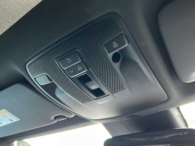 メルセデス・ベンツ ＣＬＡ１８０ AMGライン 愛知県 2014(平26)年 3.6万km カルサイトホワイト //禁煙車//パノラミックスライディングルーフ//メーカーHDDナビ//フルセグTV//Bluetooth//CD//ETC//クルーズコントロール//ESP（横滑り防止）//パークトロニック（コーナーセンサー）//アテンションアシスト//車間距離警告//電動パーキング//D/N席パワーシート（メモリ付き）//D/N席シートヒーター//黒レザーシート//電格ミラーウィンカー//AMG5ツインスポークホイール//AMGフロアマット//バイキセノンオートヘッドライト//ISOFIX//ステアリングスイッチ//取扱説明書//保証書
