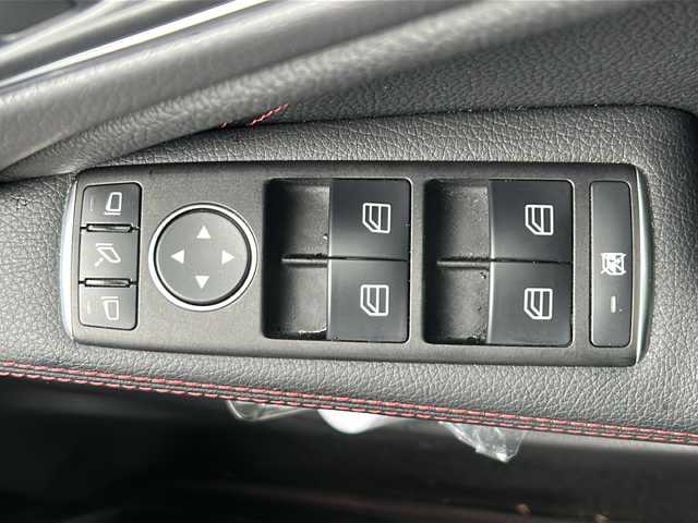 メルセデス・ベンツ ＣＬＡ１８０ AMGライン 愛知県 2014(平26)年 3.6万km カルサイトホワイト //禁煙車//パノラミックスライディングルーフ//メーカーHDDナビ//フルセグTV//Bluetooth//CD//ETC//クルーズコントロール//ESP（横滑り防止）//パークトロニック（コーナーセンサー）//アテンションアシスト//車間距離警告//電動パーキング//D/N席パワーシート（メモリ付き）//D/N席シートヒーター//黒レザーシート//電格ミラーウィンカー//AMG5ツインスポークホイール//AMGフロアマット//バイキセノンオートヘッドライト//ISOFIX//ステアリングスイッチ//取扱説明書//保証書