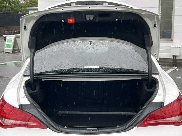 メルセデス・ベンツ ＣＬＡ１８０ AMGライン 愛知県 2014(平26)年 3.6万km カルサイトホワイト /禁煙車/正規ディーラー車//パノラミックスライディングルーフ//メーカーHDDナビ・フルセグTV//ETC/クルーズコントロール//ESP（横滑り防止装置）//パークトロニック//コーナーセンサー//アテンションアシスト//車間距離警告//D/N席パワーシート（メモリ付き）//D/N席シートヒーター//黒レザーDINAMICAシート//電動格納ミラーウィンカー//AMG5ツインスポークホイール//AMGフロアマット//キセノンオートライト//ステアリングスイッチ//取扱説明書/新車保証書