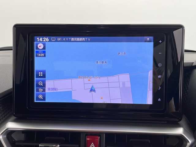 トヨタ ライズ Z 鹿児島県 2025(令7)年 0.1万km未満 シャイニングホワイトパール 登録済未使用車/純正9インチナビ/（AM/FM/CD/DVD/Bluetooth/フルセグ）/スマートアシスト/・衝突警報機能/・標識認識機能/・先行車発進お知らせ機能/・アダプティブクルーズコントロール/・LKC（レーンキープコントロール）/・車線逸脱警報機能／車線逸脱抑制制御機能/・ふらつき警報/・路側逸脱警報/・オートハイビーム/・ADB（アダプティブドライビングビーム）/・ブレーキ制御付誤発進抑制機能/・コーナーセンサー/・RCTA（リヤクロストラフィックアラート）/バックカメラ/電動パーキングブレーキ/オートブレーキホールド/革巻きステアリング/ステアリングリモコン/前席シートヒーター/LEDヘッドライト/純正フロアマット