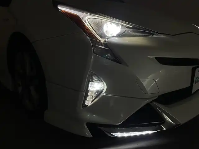トヨタ プリウス S ツーリングセレクション 群馬県 2016(平28)年 6.8万km ホワイトパールクリスタルシャイン ナビレディセット/・バックカメラ/・ステアリングスイッチ/――――――――――――――――/純正SDナビ　（NSZN-W64T）/フルセグTV/CD/DVD/Bluetooth/AM/FM/ビルトインETC/フロント/サイド/リアアンダーエアロ/D/Nシートヒーター/LEDヘッドライト/トヨタセーフティセンス/・プリクラッシュセーフティ/・レーンディパーチャーアラート/・オートマチックハイビーム/・レーダークルーズコントロール/プッシュスタート/スマートキー/純正フロアマット