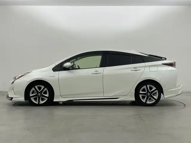 トヨタ プリウス S ツーリングセレクション 群馬県 2016(平28)年 6.8万km ホワイトパールクリスタルシャイン ナビレディセット/・バックカメラ/・ステアリングスイッチ/――――――――――――――――/純正SDナビ　（NSZN-W64T）/フルセグTV/CD/DVD/Bluetooth/AM/FM/ビルトインETC/フロント/サイド/リアアンダーエアロ/D/Nシートヒーター/LEDヘッドライト/トヨタセーフティセンス/・プリクラッシュセーフティ/・レーンディパーチャーアラート/・オートマチックハイビーム/・レーダークルーズコントロール/プッシュスタート/スマートキー/純正フロアマット