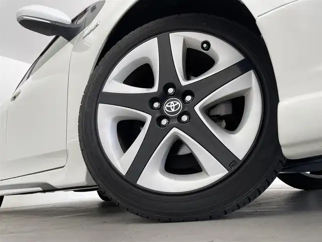 トヨタ プリウス S ツーリングセレクション 群馬県 2016(平28)年 6.8万km ホワイトパールクリスタルシャイン ナビレディセット/・バックカメラ/・ステアリングスイッチ/――――――――――――――――/純正SDナビ　（NSZN-W64T）/フルセグTV/CD/DVD/Bluetooth/AM/FM/ビルトインETC/フロント/サイド/リアアンダーエアロ/D/Nシートヒーター/LEDヘッドライト/トヨタセーフティセンス/・プリクラッシュセーフティ/・レーンディパーチャーアラート/・オートマチックハイビーム/・レーダークルーズコントロール/プッシュスタート/スマートキー/純正フロアマット
