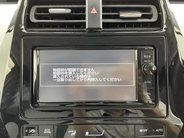 トヨタ プリウス S ツーリングセレクション 群馬県 2016(平28)年 6.8万km ホワイトパールクリスタルシャイン ナビレディセット/・バックカメラ/・ステアリングスイッチ/――――――――――――――――/純正SDナビ　（NSZN-W64T）/フルセグTV/CD/DVD/Bluetooth/AM/FM/ビルトインETC/フロント/サイド/リアアンダーエアロ/D/Nシートヒーター/LEDヘッドライト/トヨタセーフティセンス/・プリクラッシュセーフティ/・レーンディパーチャーアラート/・オートマチックハイビーム/・レーダークルーズコントロール/プッシュスタート/スマートキー/純正フロアマット