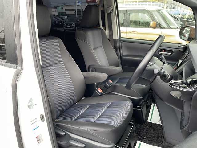 トヨタ ヴォクシー ZS 道北・旭川 2016(平28)年 9.1万km ホワイトパールクリスタルシャイン 寒冷地仕様/社外ナビCD/DVD/SD/TV/バックカメラ/片側パワースライドドア/オートライト/オートハイビーム/アイドリングストップ/衝突軽減ブレーキ/レーンキープアシスト/ETC/横滑り防止/革巻きステアリング/ステアリングリモコン/ドライブレコーダー/フロントワイパーデアイサー/LEDヘッドライト/フォグランプ/スマートキー/純正フロアマット/ドアバイザー/取説・保証書