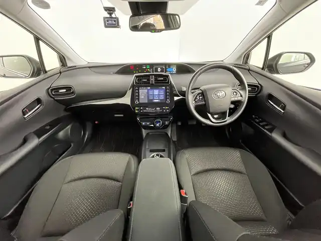 トヨタ プリウス SセーフティプラスⅡ 道央・札幌 2022(令4)年 4万km アティチュードブラックマイカ ・４WD/・純正ディスプレイナビ/　BT/USB/miracast/・バックカメラ/・ビルトインETC2.0/・前方ドライブレコーダー/・トヨタセーフティセンス/・PCS/・LTA/・RSA/・RCTA/・BSM/・nanoe/・レーダークルーズコントロール/・クリアランスソナー/・オートハイビーム/・LEDヘッドライト/・オートライト/・プッシュスタート/・スマートキー/・純正フロアマット