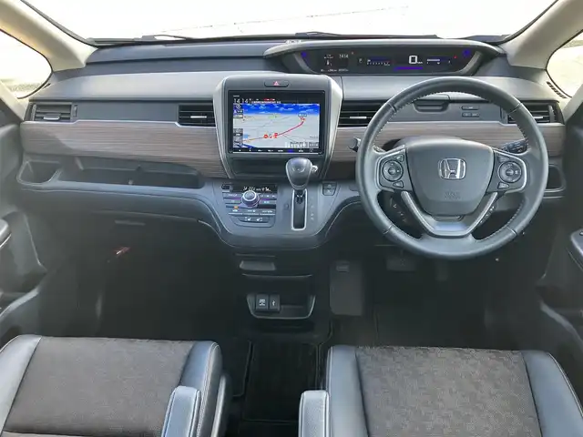 ホンダ フリード＋ クロスター ホンダセンシング 広島県 2022(令4)年 3.8万km プラチナホワイトパール ワンオーナー/ホンダセンシング/純正ナビ（VXM-227VFNi）/両側パワースライドドア/ハーフレザー調シート/フルセグTV/Bluetooth/バックガイドモニター/レーダークルーズ/シートヒーター（運転席・助手席）/ルーフレール/LEDオートライト/新車保証書/取扱説明書/スペアキー