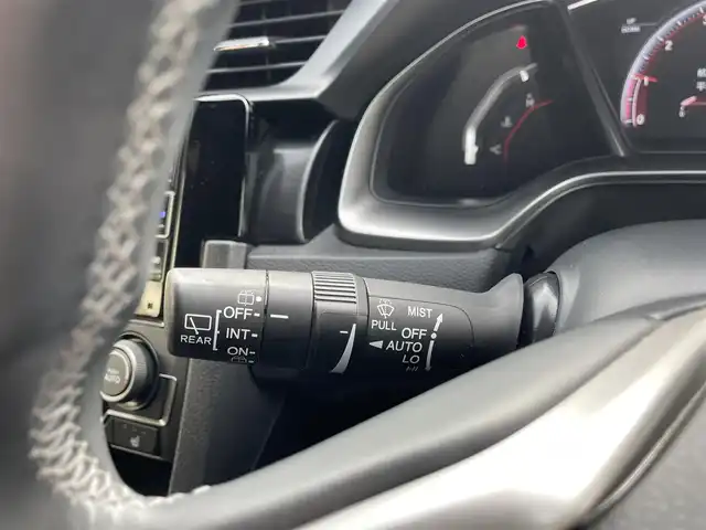ホンダ シビック ハッチバック 福島県 2020(令2)年 6万km プラチナホワイトパール 純正メモリーナビ/CD/DVD/SD/BT/USB/フルセグTV/BLITZ車高調/BLITZマフラー/フルエアロ/ホンダセンシング/レーダークルーズコントロール/アイドリングストップ/革コンビシート(プライムスムースＸファブリック)/パワーシート/シートヒーター/ステアリングリモコン/バックカメラ/ドライブレコーダー/ビルトインETC 2.0/オートライト/LEDヘッドライト/フォグライト/プッシュスタート/ドアバイザー/フロアマット