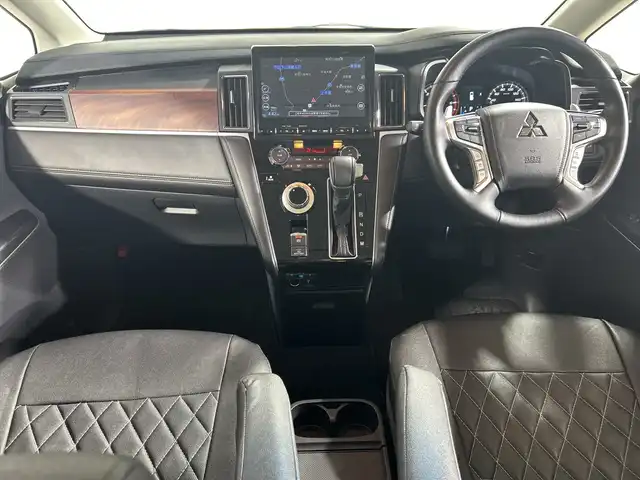 三菱 デリカＤ：５ ジャスパー 神奈川県 2023(令5)年 1.7万km ブラックダイヤモンド/グラファイトグレーメタリック 4WD/純正10.1型SDナビゲーション/AM FM  Bluetooth HDMI CD　DVD/マルチアラウンドモニター/両側パワースライドドア/E-アシスト/レーダークルーズコントロール/シートヒーター/パワーシート/ETC/ドライブレコーダー/フロアマット/ステアリングヒーター/パワーバックドア/スマートキー/スペアキー/LEDヘッドライト/オートライト/オートマチックハイビーム/純正18インチアルミホイル/ドアバイザー/車線維持支持機能/クリアランスソナー