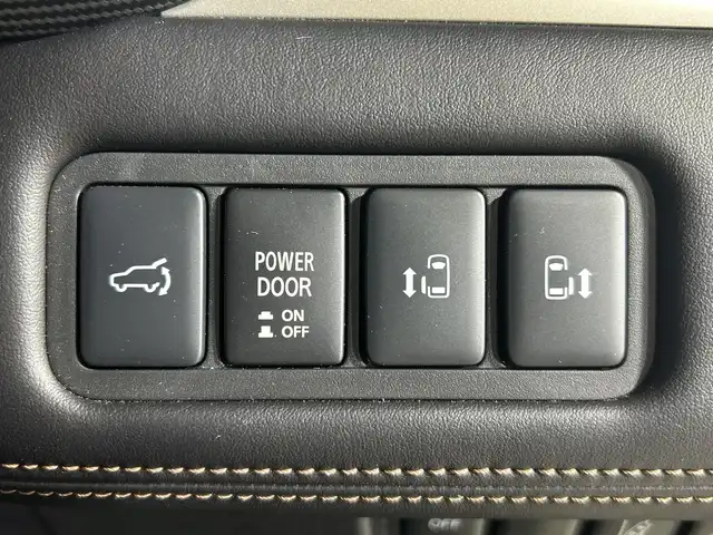 三菱 デリカＤ：５ ジャスパー 神奈川県 2023(令5)年 1.7万km ブラックダイヤモンド/グラファイトグレーメタリック 4WD/純正10.1型SDナビゲーション/AM FM  Bluetooth HDMI CD　DVD/マルチアラウンドモニター/両側パワースライドドア/E-アシスト/レーダークルーズコントロール/シートヒーター/パワーシート/ETC/ドライブレコーダー/フロアマット/ステアリングヒーター/パワーバックドア/スマートキー/スペアキー/LEDヘッドライト/オートライト/オートマチックハイビーム/純正18インチアルミホイル/ドアバイザー/車線維持支持機能/クリアランスソナー