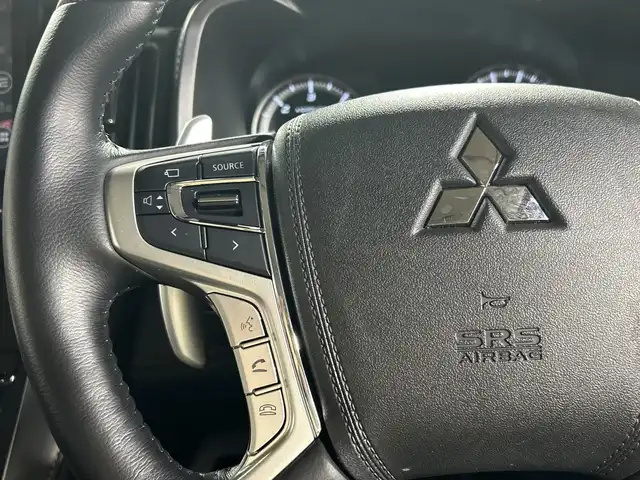 三菱 デリカＤ：５ ジャスパー 神奈川県 2023(令5)年 1.7万km ブラックダイヤモンド/グラファイトグレーメタリック 4WD/純正10.1型SDナビゲーション/AM FM  Bluetooth HDMI CD　DVD/マルチアラウンドモニター/両側パワースライドドア/E-アシスト/レーダークルーズコントロール/シートヒーター/パワーシート/ETC/ドライブレコーダー/フロアマット/ステアリングヒーター/パワーバックドア/スマートキー/スペアキー/LEDヘッドライト/オートライト/オートマチックハイビーム/純正18インチアルミホイル/ドアバイザー/車線維持支持機能/クリアランスソナー