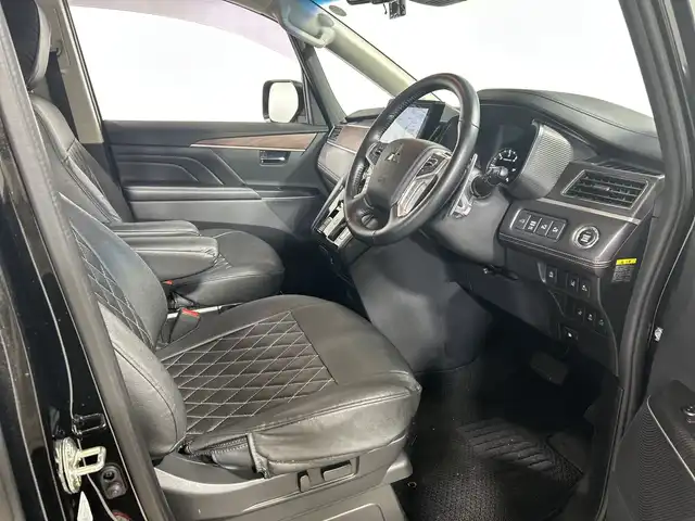 三菱 デリカＤ：５ ジャスパー 神奈川県 2023(令5)年 1.7万km ブラックダイヤモンド/グラファイトグレーメタリック 4WD/純正10.1型SDナビゲーション/AM FM  Bluetooth HDMI CD　DVD/マルチアラウンドモニター/両側パワースライドドア/E-アシスト/レーダークルーズコントロール/シートヒーター/パワーシート/ETC/ドライブレコーダー/フロアマット/ステアリングヒーター/パワーバックドア/スマートキー/スペアキー/LEDヘッドライト/オートライト/オートマチックハイビーム/純正18インチアルミホイル/ドアバイザー/車線維持支持機能/クリアランスソナー