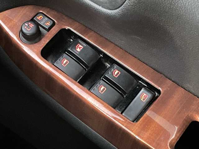 ダイハツ キャスト スポーツ SAⅡ 長野県 2017(平29)年 9.5万km パールホワイトⅢ ４ＷＤ/純正オーディオ CUK-W66D/　CD/USB/AUX/ＥＴＣ/本革巻ステアリング/パドルシフト/シートヒーター（Ｄ＋Ｎ席）/ハーフレザー/コーナーセンサー/純正フロアマット/プッシュスタート/アイドリングストップ/オートライト/ＬＥＤヘッドライト/純正アルミホイール/フォグランプ/ドアバイザー/スマートキー/スペアキー×１/ダブルサイドエアバッグ/横滑り防止機能/盗難防止機能