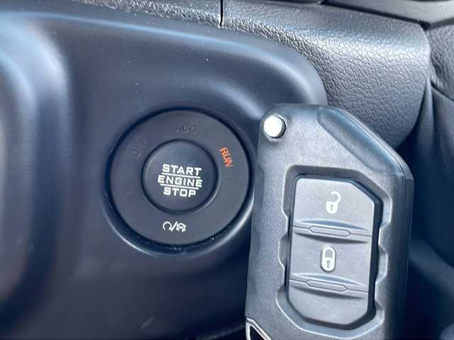 クライスラー・ジープ ジープ ラングラー アンリミテッド ウィリス 山口県 2020(令2)年 3.4万km ブラック 4WD/7インチタッチパネルモニター/・AM/FM/Bluetooth/USB/AUX/バック/サイドカメラ/ETC/前後ドライブレコーダー/純正ラバーフロアマット/17インチ純正アルミホイール/スマートキー・スペアキー有/プッシュアップスタート/フロントリアフォグランプ/オートライト/ヒルスタートアシスト/ヒルディセントコントロール/横滑り防止装置/アダプティブクルーズコントロール/衝突被害軽減システム/リアパークアシスト/取扱説明書/保証書/記録簿