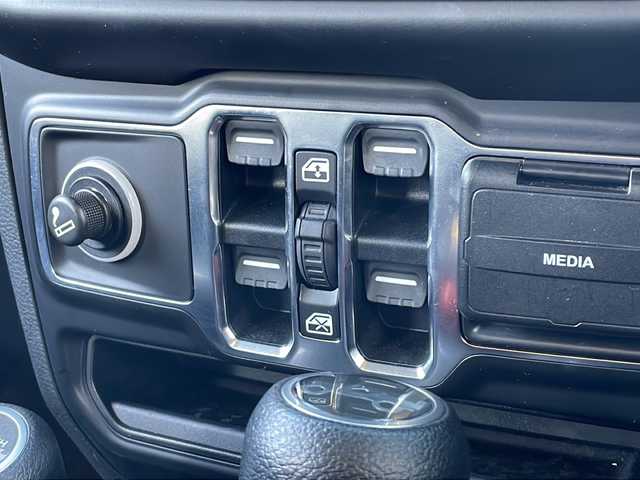 クライスラー・ジープ ジープ ラングラー アンリミテッド ウィリス 山口県 2020(令2)年 3.4万km ブラック 4WD/7インチタッチパネルモニター/・AM/FM/Bluetooth/USB/AUX/バック/サイドカメラ/ETC/前後ドライブレコーダー/純正ラバーフロアマット/17インチ純正アルミホイール/スマートキー・スペアキー有/プッシュアップスタート/フロントリアフォグランプ/オートライト/ヒルスタートアシスト/ヒルディセントコントロール/横滑り防止装置/アダプティブクルーズコントロール/衝突被害軽減システム/リアパークアシスト/取扱説明書/保証書/記録簿