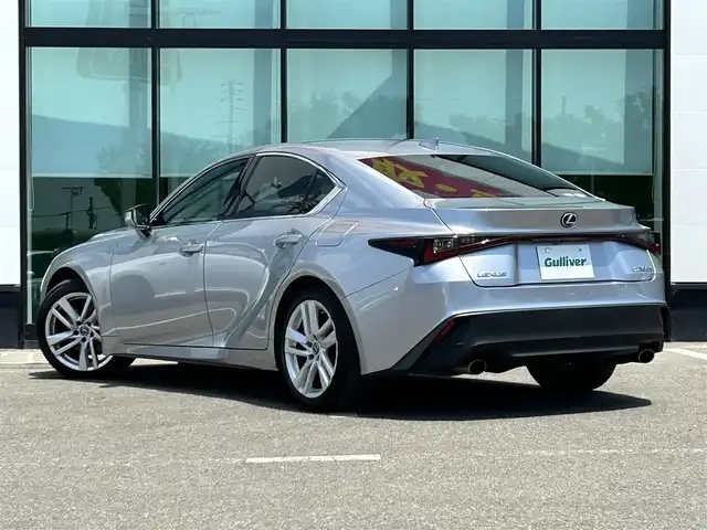 レクサス ＩＳ 300h 和歌山県 2021(令3)年 5.5万km シルバー 後期型モデル/メーカーナビ/バックカメラ/革巻きステアリング/ステアリングスイッチ/レーダークルーズコントロール/BSM/レーンキープアシスト/レクサスセーフティセンス/合皮シート/パワーシート/シートヒーター/パドルシフト/オートライト/オートハイビーム/オートワイパー