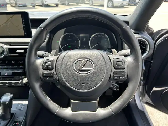 レクサス ＩＳ 300h 和歌山県 2021(令3)年 5.5万km シルバー 後期型モデル/メーカーナビ/バックカメラ/革巻きステアリング/ステアリングスイッチ/レーダークルーズコントロール/BSM/レーンキープアシスト/レクサスセーフティセンス/合皮シート/パワーシート/シートヒーター/パドルシフト/オートライト/オートハイビーム/オートワイパー