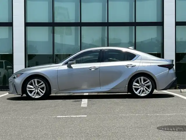 レクサス ＩＳ 300h 和歌山県 2021(令3)年 5.5万km シルバー 後期型モデル/メーカーナビ/バックカメラ/革巻きステアリング/ステアリングスイッチ/レーダークルーズコントロール/BSM/レーンキープアシスト/レクサスセーフティセンス/合皮シート/パワーシート/シートヒーター/パドルシフト/オートライト/オートハイビーム/オートワイパー